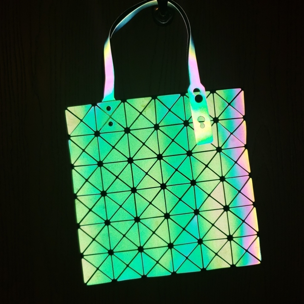 Holographic Tote